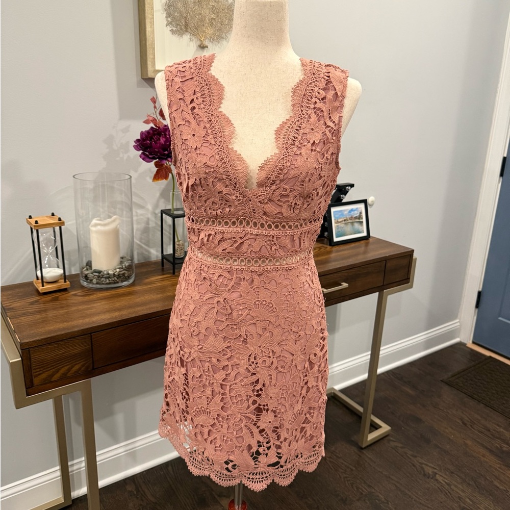 Elegant Lace Sleeveless Dress in Dusty Pink